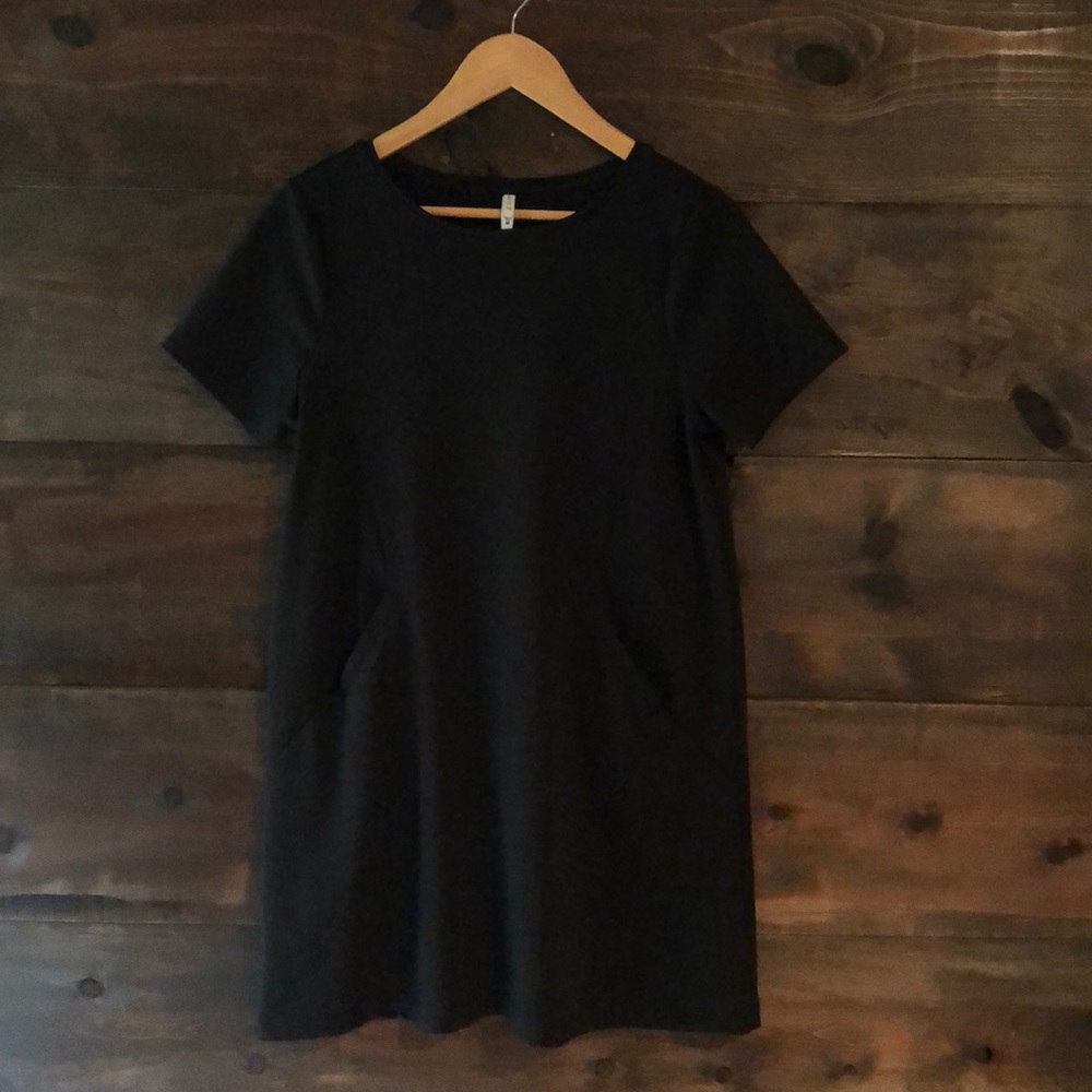 Short sleeve little black dress